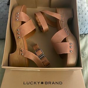 Lucky Brand Women’s Famla Latte Dress Winter Haze Leather Back Strap Sandals